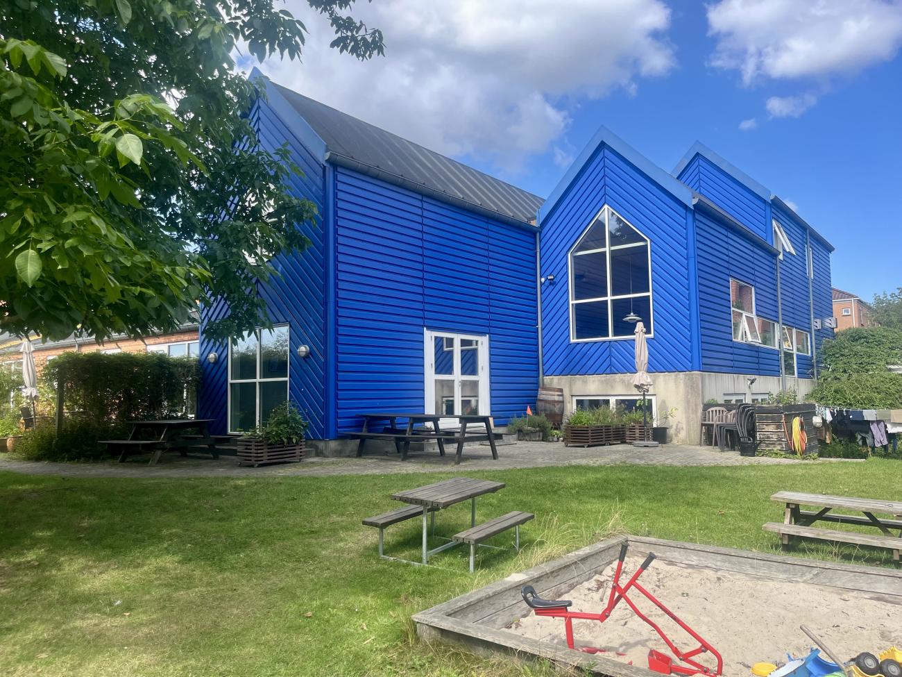 Fælleshuset set fra haven